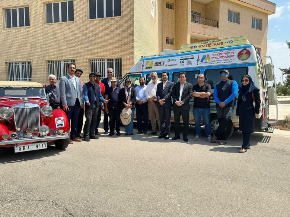 تور جهانگردان هندی "لال پری" به اصفهان رسید تور جهانگردان هندی "لال پری" به اصفهان رسید
