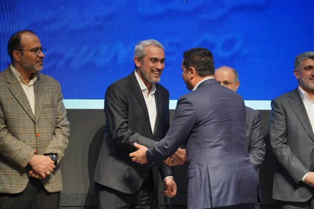 تقدیر از مهندس مدنیفر توسط وزیر اقتصاد به پاس نقش موثر در توسعه بازارهای مالی کشور تقدیر از مهندس مدنیفر توسط وزیر اقتصاد به پاس نقش موثر در توسعه بازارهای مالی کشور